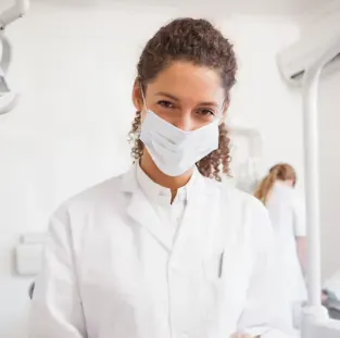 Profissional de estética de jaleco e máscara em clínica que atrai pacientes com SEO local em Joinville