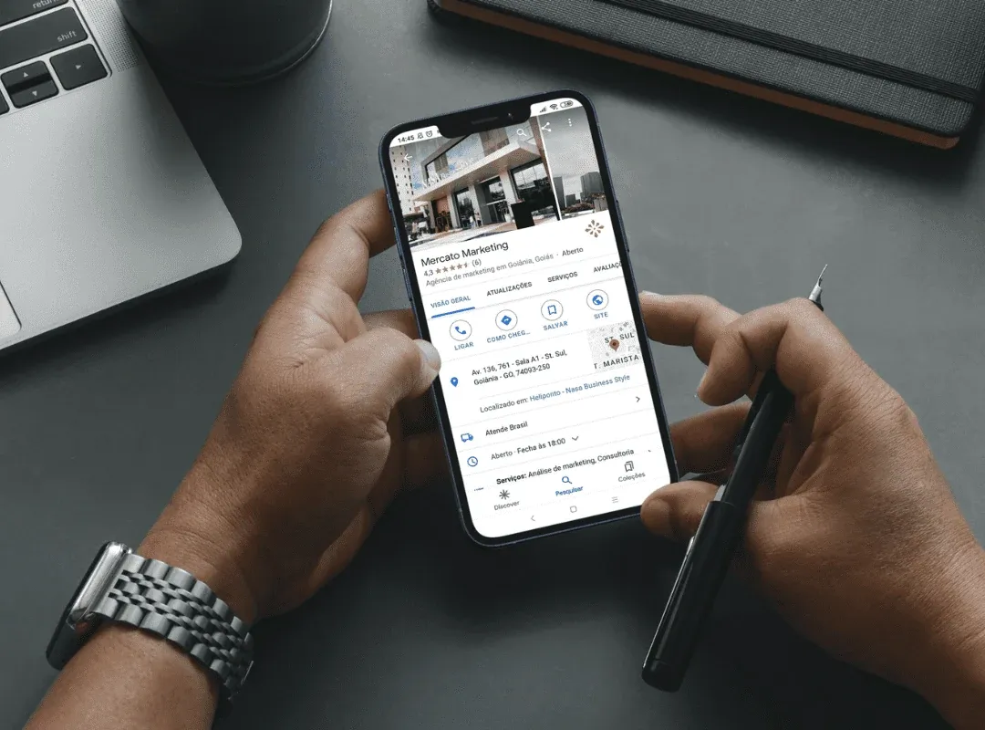 Pessoa segurando um celular que exibe o perfil de uma empresa no Google Meu Negócio, com botões para ligar, traçar rota e visitar o site: gestão do perfil em Joinville