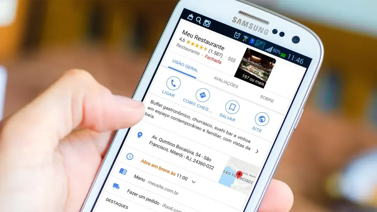 Celular exibindo o perfil de uma empresa no Google Meu Negócio, otimizado para o Google Maps de Joinville